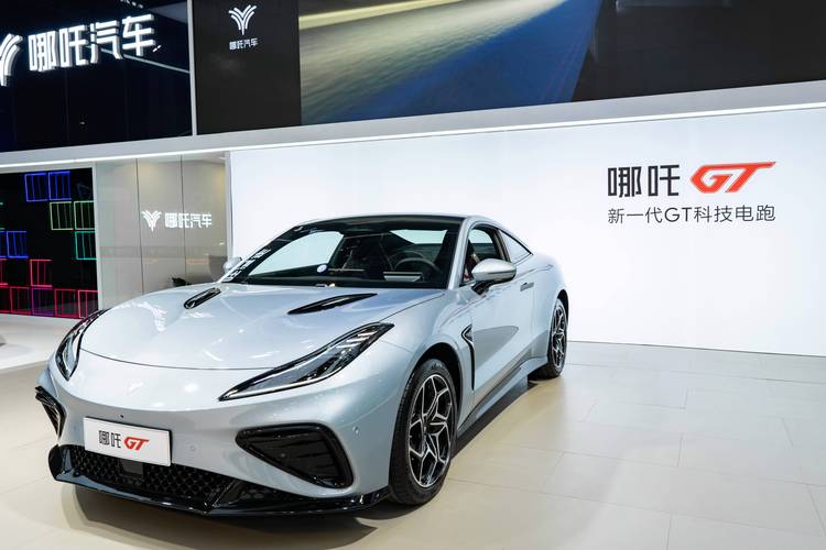 东莞249哪吒汽车在智能汽车领域的表现，领途汽车在新能源汽车市场中的影响力